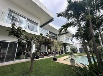 Casa · 744m² · 4 Recámaras · 3 Estacionamientos · Casa en Villas del Lago