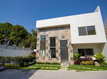 Casa · 234m² · 3 Recámaras · 2 Estacionamientos · Casa en Fraccionamiento Lomas de Cuernavaca