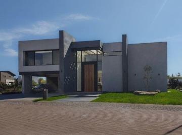 b7a411239b40df940fa15ae5273c1e3ef6d9f0622f01dd595b6fc87ce3dc1a59 · Residencia de Lujo en Renta | El Campanario Querétaro | 4 Recamaras con Vestidor