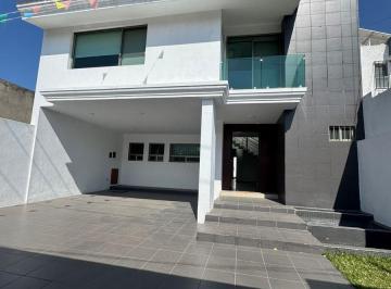 Casa · 350m² · 4 Recámaras · 4 Estacionamientos · Casa en Fraccionamiento Jardines de Guadalupe