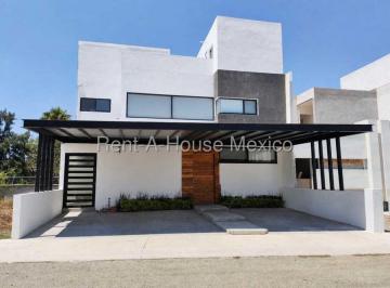 Casa de 4 habitaciones, Querétaro · Asa en Renta con Recámara en Planta Baja en Lomas de Juriquilla Go3100