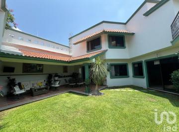 Casa · 384m² · 3 Recámaras · 2 Estacionamientos · Casa en Venta en Junto Al Río, Seguridad Al Sur de Cuernavaca