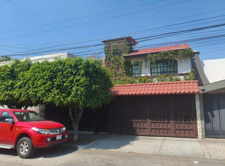 Casa · 450m² · 6 Recámaras · 3 Estacionamientos
