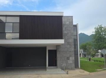 Casa · 210m² · 3 Recámaras · 2 Estacionamientos · Casa en Venta | Fracc. Privado con Amenidades | Santiago Nl