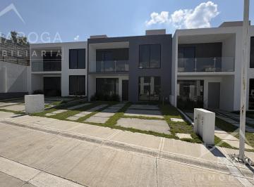 Casa · 240m² · 4 Recámaras · 2 Estacionamientos · Casa de 4 Habitaciones 2 y Medio Baños con Amplio Jardín