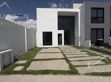 Casa · 240m² · 4 Recámaras · 2 Estacionamientos · Casa de 215 m² de Terreno, Doble Altura, Diseño Minimalista