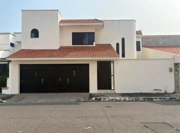 Casa · 360m² · 4 Recámaras · 3 Estacionamientos · Casa en Costa de Oro