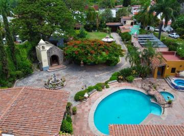 Casa · 750m² · 7 Recámaras · 16 Estacionamientos · Casa Residencial en Venta en Lomas de Cuernavaca con 2,500 m² Terreno