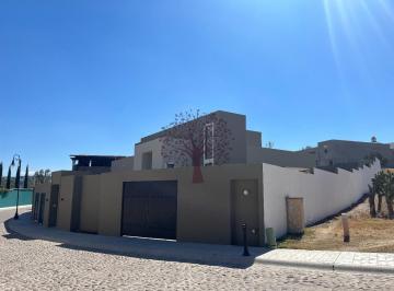 Casa · 450m² · 4 Recámaras · 5 Estacionamientos · Exclusiva Residencia en Venta