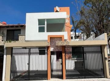 Casa · 214m² · 3 Recámaras · 2 Estacionamientos · Casa en Venta en Milenio III, Querétaro