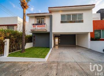 Casa · 303m² · 5 Recámaras · 2 Estacionamientos · Casa en Renta Bosques Santa Anita, Tlajomulco de Zúñiga, Jalisco