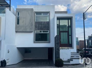 Casa · 280m² · 3 Recámaras · 4 Estacionamientos · Casa en Renta en Lomas de Angelopolis 2