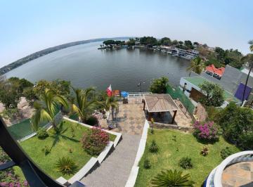 Casa · 560m² · 4 Recámaras · 4 Estacionamientos · Casa a Orilla del Lago de Tequesquitengo