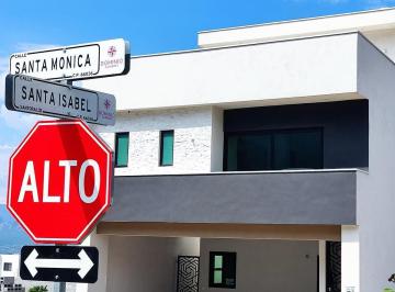 Casa · 300m² · 3 Recámaras · 2 Estacionamientos · Casa en Renta – Santoral III – Arriba de Av Leones