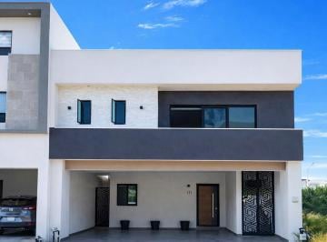 Casa · 300m² · 3 Recámaras · 2 Estacionamientos · Casa en Renta – Santoral III – Arriba de Av Leones