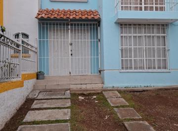 Tres  recamaras 
Sala
Comedor 
Cocina con cocina integral, estufa, refrigerador, · Se Renta Casa Completamente Amueblado, en Fraccionamiento Privado