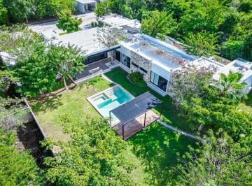 Casa · 449m² · 3 Recámaras · 6 Estacionamientos · Casa en Venta, Zona Norte de Mérida. Privada Hacienda Cholul