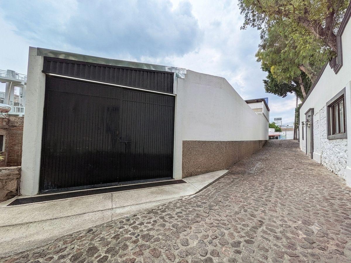 Warehouse for Rent in High-Traffic Location