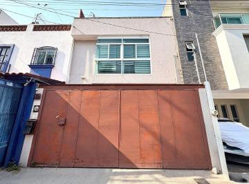 18ef1d8a4b4aeaf8b03032782c23ea6258f1f942582b5c412d4c22de554e427b · Casa Dentro de Coto - 3 Niveles - Detrás del Auditorio.