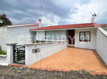 Departamento · 300m² · 4 Recámaras · 2 Estacionamientos · Casa en Venta en Condominio con 4 Recámaras y 2 Jardines