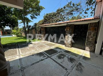 Casa · 324m² · 3 Recámaras · 4 Estacionamientos · Casa en Venta en Morelos, Oaxtepec, Santa Rosa