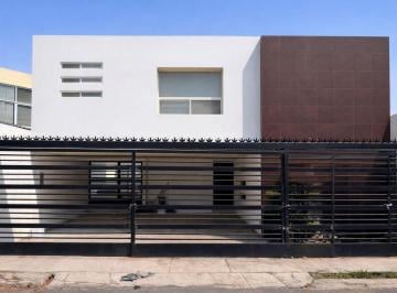 Casa · 225m² · 6 Recámaras · 2 Estacionamientos · Casa en Renta Para Oficinas en Monterrey