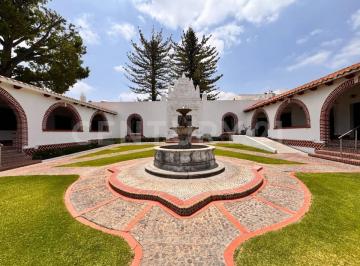 Casa · 446m² · 4 Recámaras · 4 Estacionamientos · Residencia Frente Al Campo de Golf en Club de Golf El Cristo