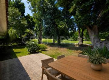 Casa · 446m² · 4 Recámaras · 4 Estacionamientos · Residencia Frente Al Campo de Golf en Club de Golf El Cristo