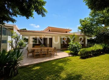 Casa · 446m² · 4 Recámaras · 4 Estacionamientos · Residencia Frente Al Campo de Golf en Club de Golf El Cristo
