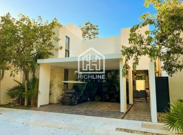 Casa · 270m² · 4 Recámaras · 2 Estacionamientos · Casa 3 Habitaciones en Playa del Carmen a 8 Minutos de Centro Maya