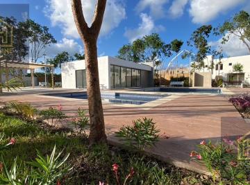 Casa · 97m² · 2 Recámaras · 2 Estacionamientos · Casa en Venta en Playa del Carmen 2 Habitaciones con Gym, Casa Club Alberca