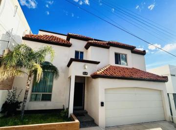 Casa · 250m² · 3 Recámaras · 2 Estacionamientos · Lomas Altas Residencia Amueblada en Renta
