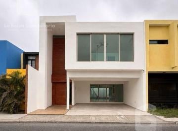 Casa · 239m² · 3 Recámaras · 2 Estacionamientos · Casa en Venta en Lomas de La Rioja (Primera Sección)