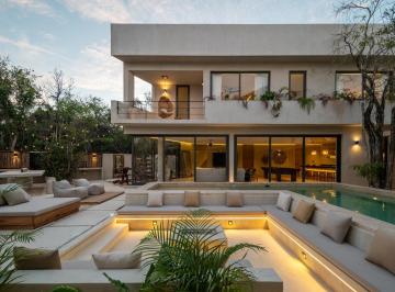 Villa · 583m² · 5 Recámaras · 2 Estacionamientos · Villa de Lujo, 5 Recs Cerca del Mar