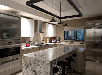 Casa · 496m² · 4 Recámaras · 2 Estacionamientos · Casa en Venta en Colonas de San Jeronimo