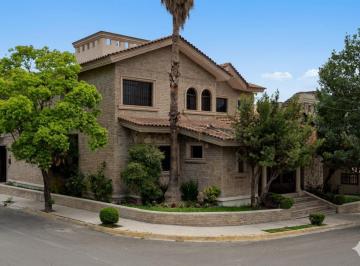 Casa · 496m² · 4 Recámaras · 2 Estacionamientos · Casa en Venta en Colonas de San Jeronimo
