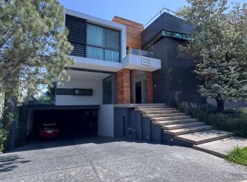 Casa en Venta de 4 habitaciones Fraccionamiento Puerta Las Lomas · Residencia en Venta Dentro de Puerta Las Lomas con un Diseño Amplio y Funcional.