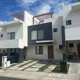 Casa en condominio · 250m² · 3 Recámaras · 2 Estacionamientos · Casa en Renta con Roof Garden en Zibatá