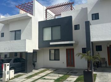 Casa en condominio · 250m² · 3 Recámaras · 2 Estacionamientos · Casa en Renta con Roof Garden en Zibatá