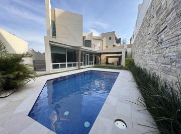 Casa · 600m² · 5 Recámaras · 3 Estacionamientos · Casa en Renta en Sierra Alta