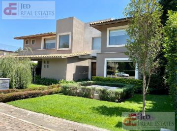 Casa · 734m² · 4 Recámaras · 6 Estacionamientos · Casa en Club de Golf Los Encinos