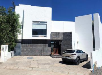 Casa · 385m² · 3 Recámaras · 3 Estacionamientos · Casa en Real de Juriquilla
