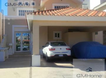 Casa · 300m² · 4 Recámaras · 2 Estacionamientos · Casa en Renta en Club Real