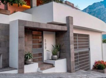 Casa · 824m² · 5 Recámaras · 2 Estacionamientos · Casa en Venta en Jardines de San Agustin