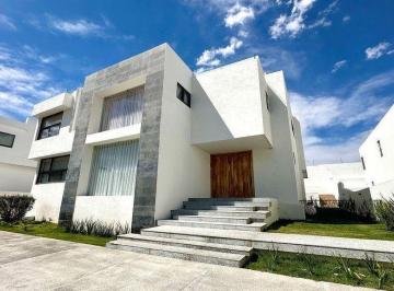 Casa · 950m² · 4 Recámaras · 7 Estacionamientos · Casa Residencia en Renta en Ayamonte Club de Golf Zapopan