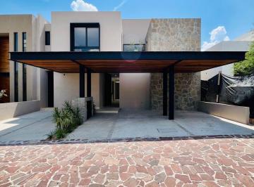 Casa · 340m² · 4 Recámaras · 3 Estacionamientos · Venta de Casa en Altozano Nuevo Queretaro