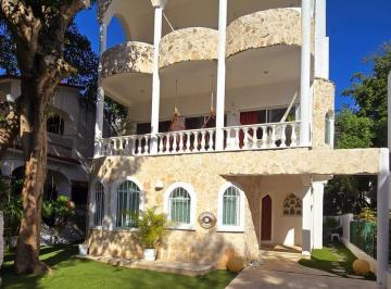 Casa · 356m² · 3 Recámaras · 1 Estacionamiento · Hermosa Casa de 3 Habitaciones y 2 Estudios en Playacar Fase I