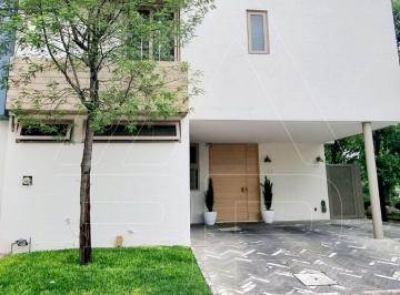 Casa de 4 habitaciones, Zapopan · Casa en Venta en Los Castaños Frente a Parque