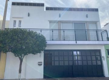 Casa · 240m² · 3 Recámaras · 2 Estacionamientos · Casa en Fraccionamiento Trojes de San Cristóbal