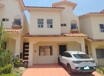 Casa de 3 habitaciones, Tlajomulco de Zúñiga · Casa en Renta en Alta California $12,000